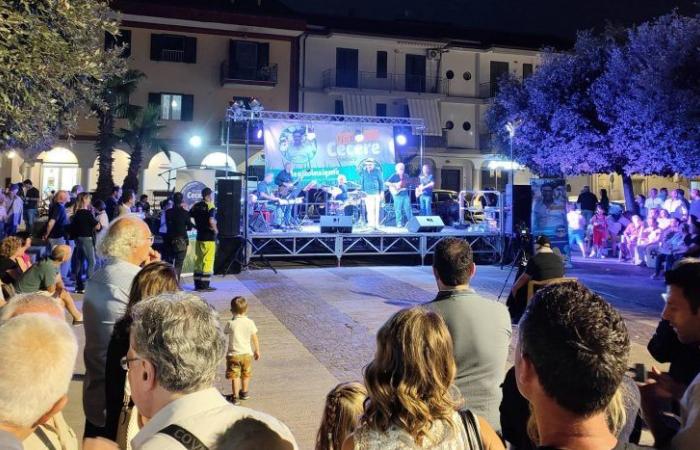 Sur la Piazza Massaro le nouveau maire Cecere célèbre la victoire avec son équipe et les représentants politiques de sa coalition [guarda le foto] | Café Procope | En évidence
