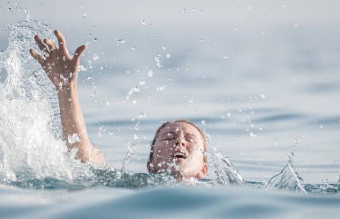Deux jeunes risquent de se noyer dans la mer devant les toilettes Marisol à Marina di Ravenna : sauvés par deux courageux nageurs