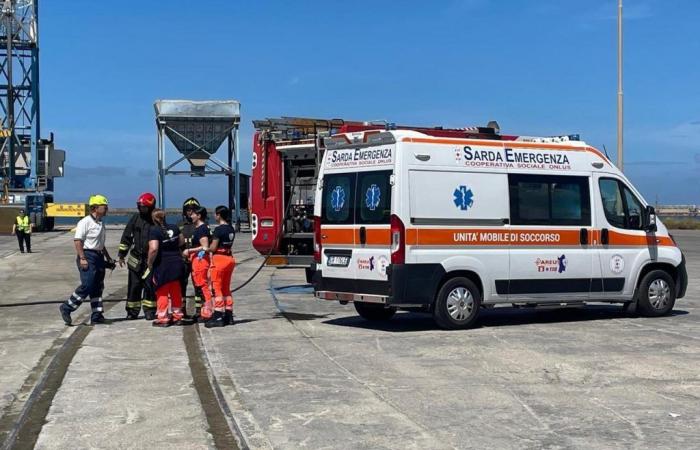 Un bateau à moteur prend feu dans le port industriel d’Oristano, mais il s’agit d’un exercice de La Nuova Sardegna