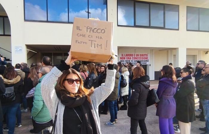 Abramo Customer Care, le front commun à Crotone contre les licenciements : les travailleurs occupent la salle du conseil d’administration, les activités commerciales ferment par solidarité