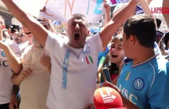 Naples, les supporters entre enthousiasme et déception lors de la présentation de Conte