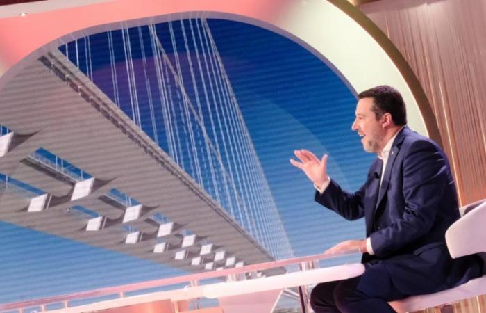 Salvini a assuré : “Les travaux sur le pont commenceront d’ici l’été”. Désormais, le directeur du détroit de Messine le nie : “Pas avant un an et demi”