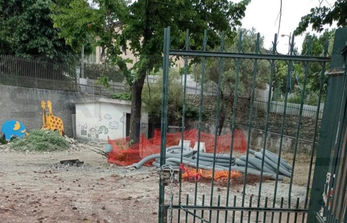le chantier de construction de l’école Borgo Tinasso est en cours depuis environ 9 mois mais seuls les bâtiments préfabriqués ont été démolis (Photo) – Sanremonews.it