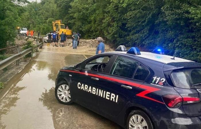 Catastrophe dans les Apennins. Le Crostolo déborde également. Ponts et routes détruits. Il y a aussi des personnes déplacées