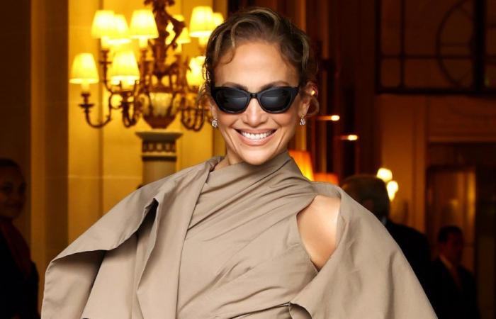 Jennifer Lopez, le look élégant avec jupe ample et trench-coat du défilé Dior Haute Couture