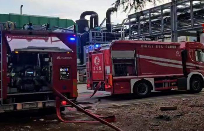 Trois ouvriers brûlés et un intoxiqué, flammes dans une entreprise pharmaceutique (PHOTO et VIDEO) : attention maximale aux fumées, un gymnase également évacué