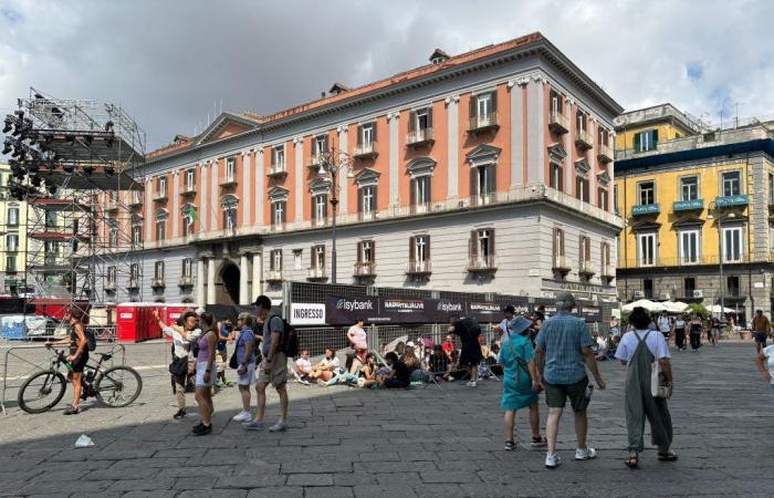 Concert Radio Italia Live Naples 2024, les enfants campent sur la Piazza del Plebiscito depuis le matin