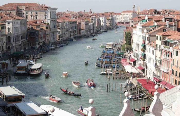 Venise, incendie à Murano : deux péniches ravagées par les flammes – VIDEO