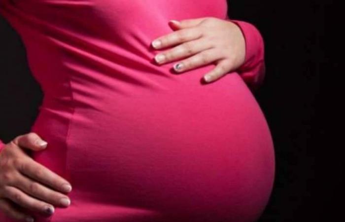 Gasparri propose un revenu de maternité : 1000 euros pour celles qui n’avortent pas