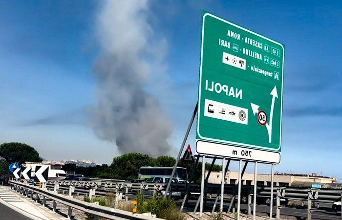 Naples : les pompiers travaillent sur un incendie majeur dans une décharge illégale
