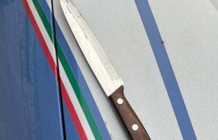 Il menace le personnel du Ser.D et certains passants avec un couteau de cuisine : arrêté à Matera