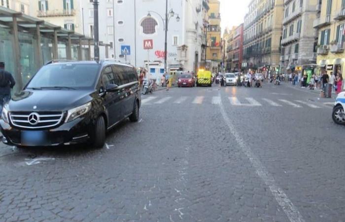 Une femme est morte sur la Piazza Dante à Naples, frappée et tuée lors d’un demi-tour depuis une voiture de location