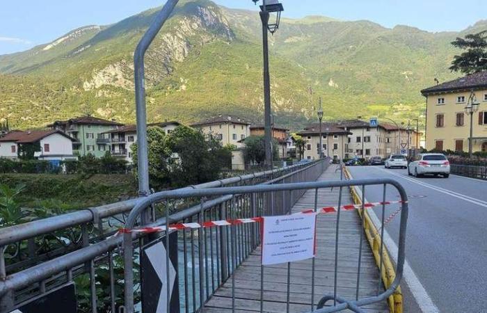 La passerelle cyclable et piétonne d’Arco est instable : fermée depuis hier, pour au moins une semaine – Riva – Arco