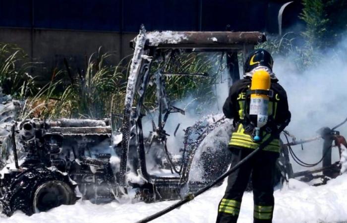 Incendie à Casteldaccia, deux tracteurs garés dans un garage ont pris feu