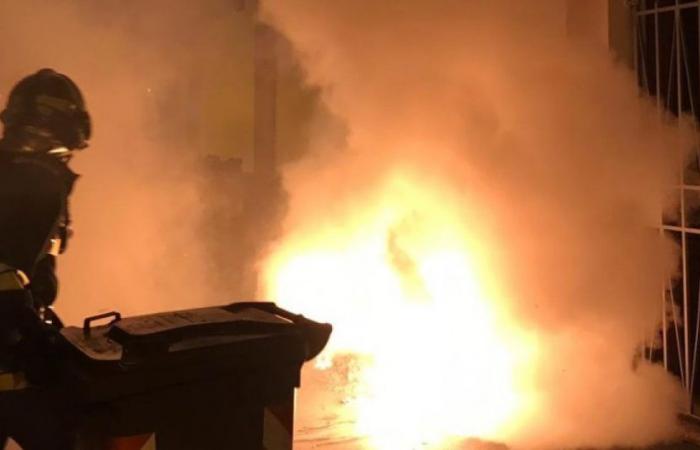 Le « pyromane de la benne à ordures » a récidivé. La jeune femme de 18 ans a été retrouvée alors qu’elle mettait le feu à des poubelles derrière la préfecture de la police provinciale.