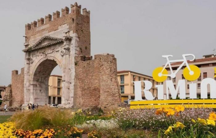 Rimini et Cesenatico, où passe le Tour de France en Romagne : horaires, fermetures de routes, interdictions, quand et où passent les cyclistes