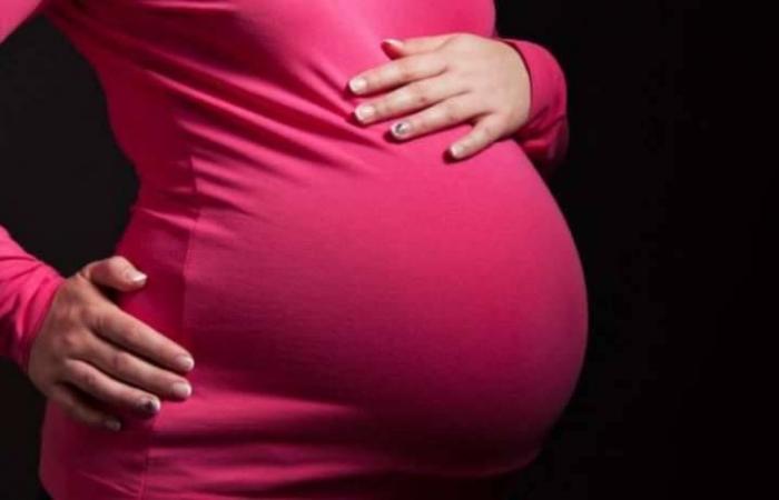 Gasparri propose un revenu de maternité : 1000 euros pour celles qui n’avortent pas
