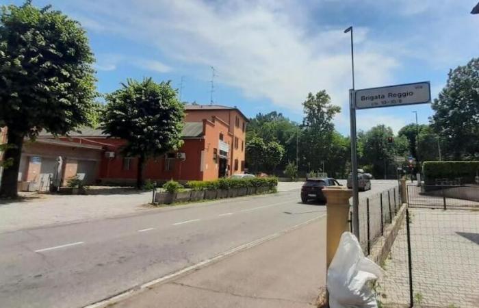 Écrasé et tué en traversant via Brigata Reggio Gazzetta di Reggio