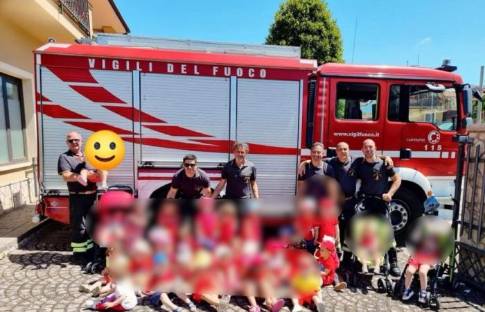 “Pompier d’un jour”: à l’école maternelle Sant’Arsenio, une journée avec les pompiers de Sala Consilina