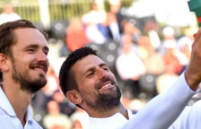 Djokovic contraint à un échange éreintant avec Medvedev avant Wimbledon : “Est-ce que vous testez votre genou ?”