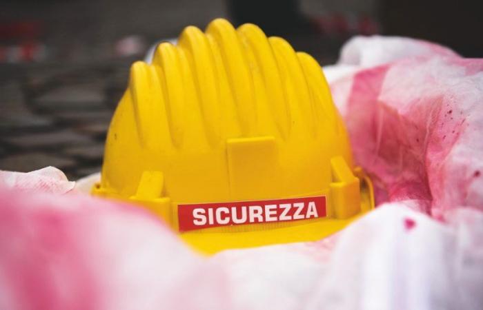 Venise, quatrième décès au travail en une journée : un ouvrier de 21 ans retrouvé saignant jusqu’au sol. Un éclat de verre lui a sectionné l’artère