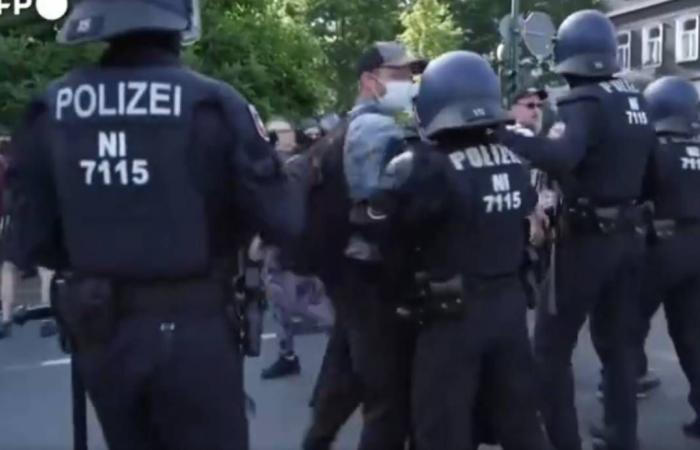 Allemagne, marche contre l’AfD : heurt au congrès d’extrême droite, deux officiers blessés