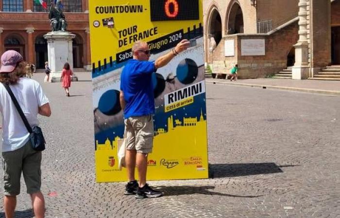 Tour de France à Rimini, touristes parmi selfies, plage et souvenirs. En attendant l’arrivée de la scène