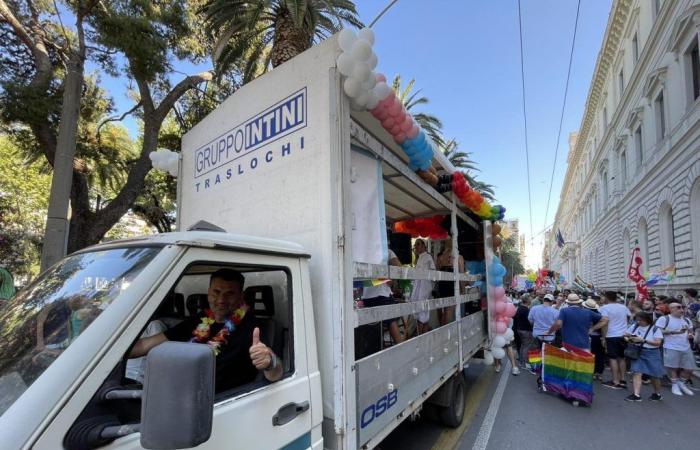 Bari Pride, plus de 2 000 personnes dans les rues formant un arc-en-ciel de couleurs : Decaro au premier rang