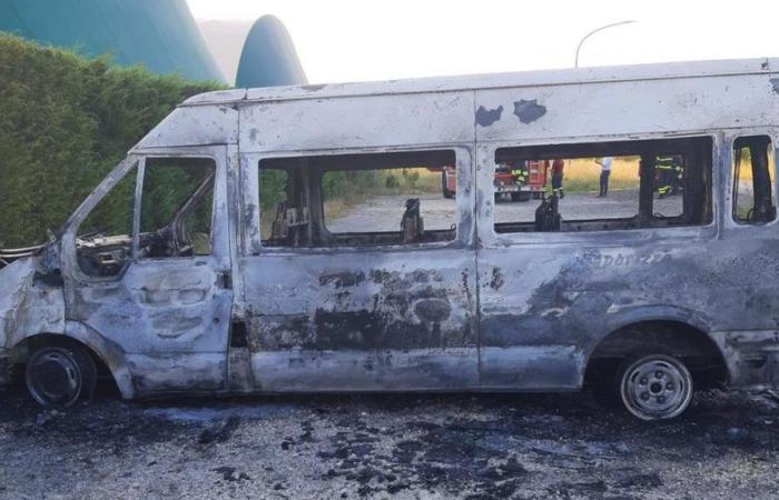 Un bus pour enfants incendié : “Mais ils ne nous arrêteront pas”