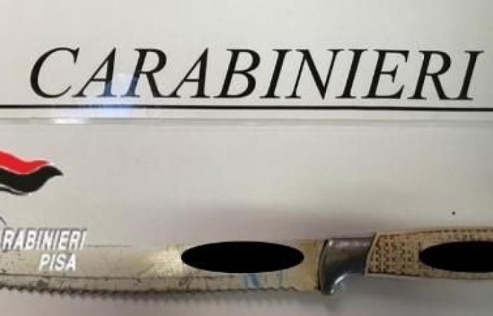 Les carabiniers arrêtent trois personnes avec des couteaux et des objets suspects