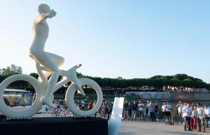 Tout le monde est fou sur les routes des Pirates : le Tour de France à Rimini et la statue dédiée au champion