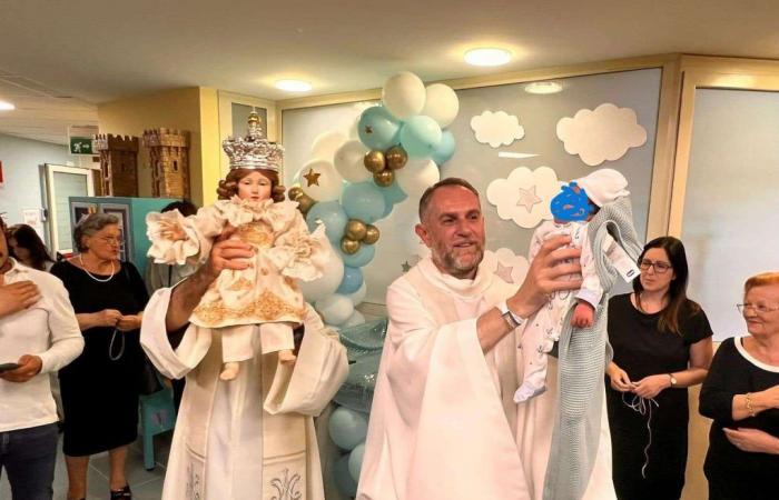 Fête Bruna : dans le service de néonatologie de l’hôpital de Matera, le rite d’habiller l’enfant Jésus