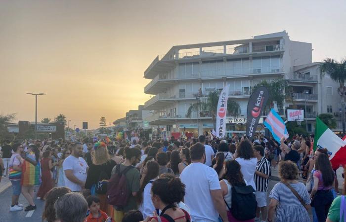 Ragusa Pride, une fête colorée et joyeuse à Marina avec des motivations très importantes : « Droits égaux et dignité pour tous »