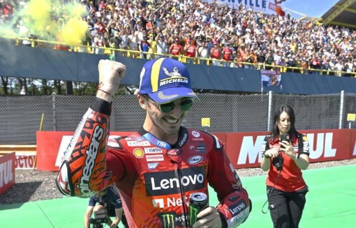 MotoGP 2024. GP des Pays-Bas. Pecco Bagnaia roi d’Assen ! Toujours première, troisième victoire d’affilée (et il atteint Stoner !) [RISULTATI] – MotoGP