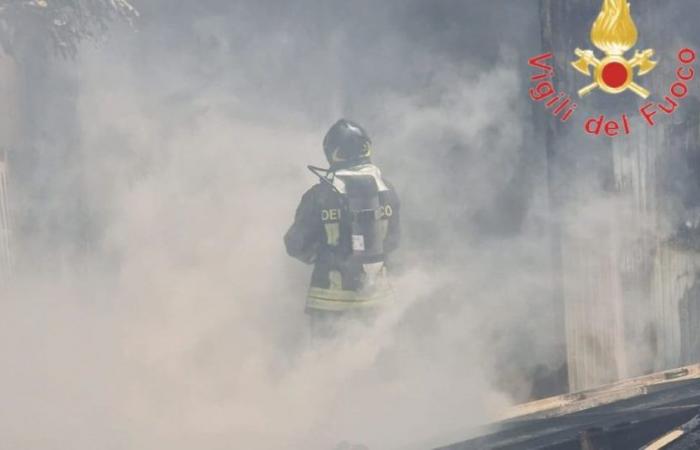 VIDÉO – Reggio, entrepôt en feu, structure effondrée. 40 familles évacuées par avance