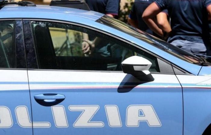 Tentative de braquage de banque à Vicence, opération de police en cours : des agents pénètrent dans le bâtiment