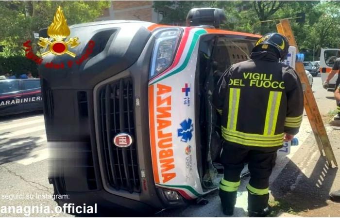 Accident via Palmiro Togliatti, une ambulance se renverse après une collision avec une voiture