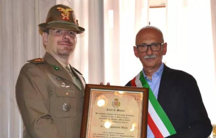 Busca confère la citoyenneté d’honneur au 2e Régiment Alpin stationné à Cuneo