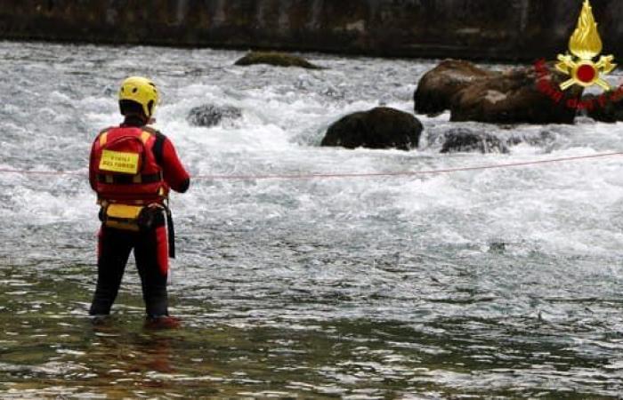 Il plonge dans la rivière Enza lors d’un pique-nique, un jeune de 19 ans disparaît dans l’eau à Reggio Emilia : perquisitions en cours