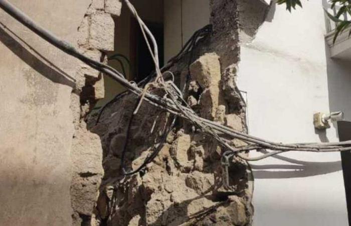 Afragola, un bulldozer démolit un vieux bâtiment en tuf et le mur d’un appartement dans un immeuble adjacent