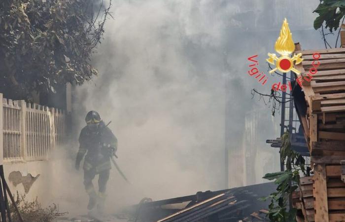 Un incendie ravage un entrepôt à Reggio de Calabre : les familles sont évacuées
