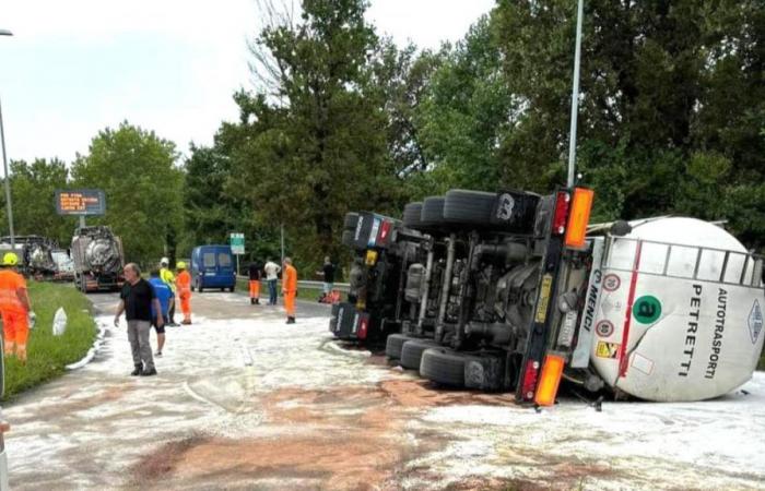 Collision entre deux camions devant le péage de Capannori, route recouverte d’huile végétale : accès à l’A11 interdit pendant au moins deux jours