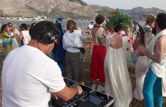 Isola delle Femmine, la vidéo de la fête dans la réserve naturelle. Le DJ est un ancien agent de la Garde côtière