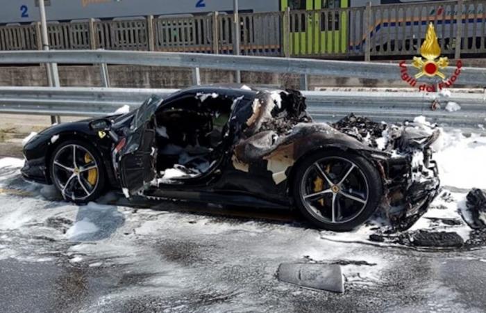 Mestre, une Ferrari hybride d’une valeur de 320 mille euros prend feu en pleine route : le conducteur est indemne