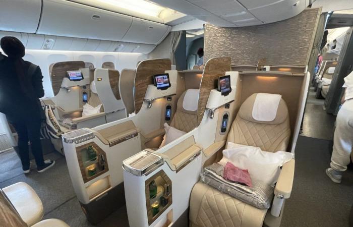 Les nouvelles cabines des 777 d’Emirates feront leurs débuts le 11 août : enfin, adieu à l’ancienne classe affaires et le bar à bord arrive