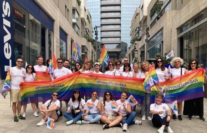 AXA Italia soutient Milan Pride pour la troisième année consécutive avec une délégation de plus de 100 collaborateurs, unis dans un geste symbolique pour dire oui à l’inclusion et à la diversité