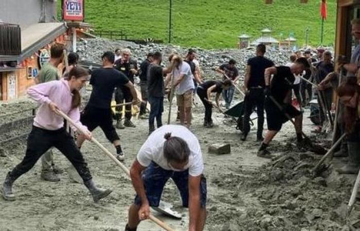 Inondation de Breuil-Cervinia : les touristes aussi travaillent pour enlever la boue et les débris