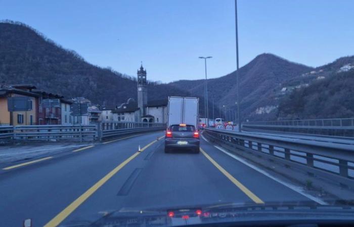 Accident et longues files d’attente dans le Val Brembana: «Il n’y avait personne pour diriger la circulation»
