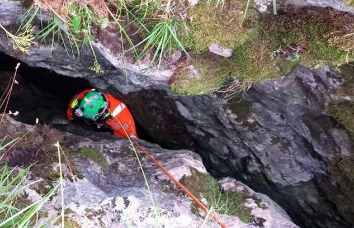 Papa et sa fille de 10 ans tombent dans une profonde cavité rocheuse : sauvés par les secours en montagne – Dolomites