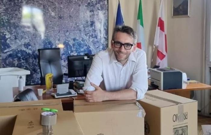 Pierfrancesco Maran, la photo parmi les cartons et le salut au Palazzo Marino : “Journée d’émotions particulières”